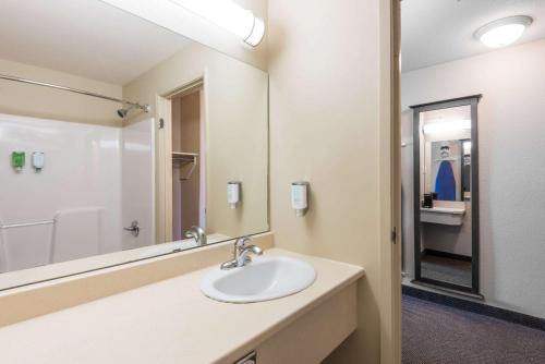Ванная комната в Super 8 by Wyndham Windsor NS