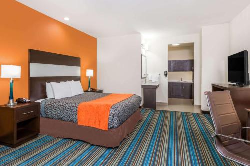 Кровать или кровати в номере Days Inn & Suites by Wyndham Katy