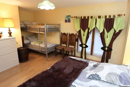 - une chambre avec un lit et des lits superposés dans l'établissement La Pousada, à Dormans