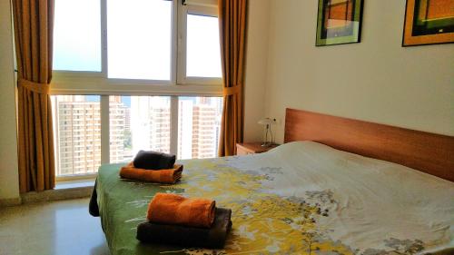 ベニドルムにあるApartment Vistas al Marのベッドルーム1室(ベッド1台、椅子2脚付)