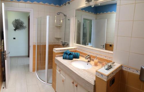 y baño con lavabo y ducha. en Villa Flamboyan en Mogán