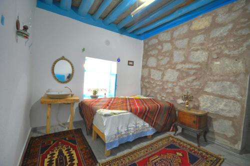 Postel nebo postele na pokoji v ubytování Belisırma Cave Pansiyon
