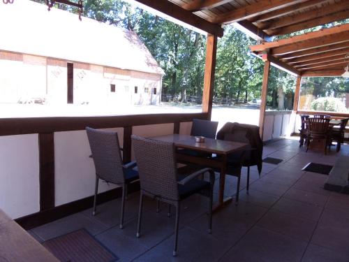 a patio with a table and chairs and a building at Hof Berens in Hövelhof