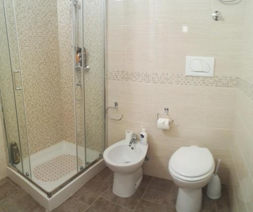 La salle de bains est pourvue d'une douche, de toilettes et d'un lavabo. dans l'établissement Sasha's, à Avola