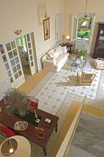 a living room with a couch and a table at Villa Signori in Marina di Pietrasanta