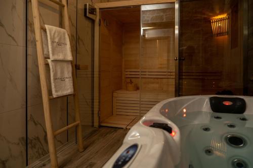 Das Bad ist mit einer Badewanne und einer Dusche ausgestattet. in der Unterkunft Aspalathos Falassarna Villas in Phalasarna