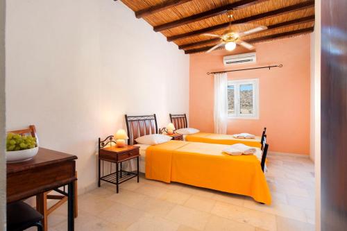 En eller flere senge i et værelse på Dimitris Rooms