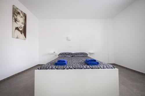 コラレホにあるSol y Marの白い部屋のベッド1台(青い枕付)
