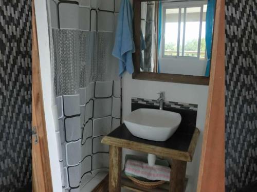 un bagno con lavandino e specchio di Gite Patriko a Rodrigues Island