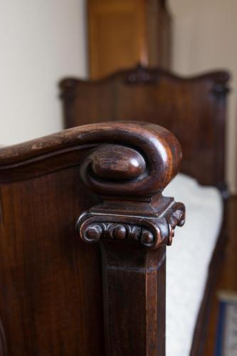 a close up of a wooden foot board of a bed at Pałac Krobielowice in Kąty Wrocławskie