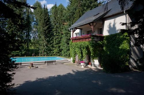 Der Swimmingpool an oder in der Nähe von Land-gut-Hotel Zur Lochmühle