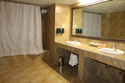 Ένα μπάνιο στο Indus Hotel