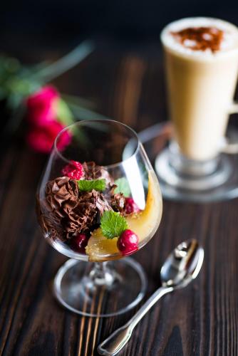 a glass bowl of dessert and a drink on a table at Pałac Krobielowice in Kąty Wrocławskie