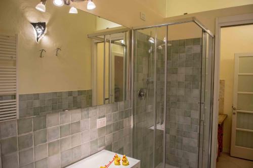 bagno con doccia, lavandino e specchio di Casa Galattica per autostoppisti a Cremona