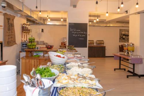 een buffet met gerechten uit de keuken bij Rumours Inn in Istanbul