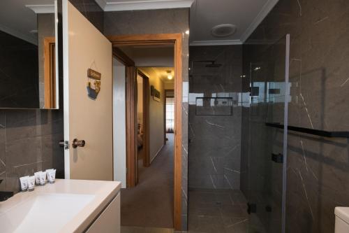 Vonios kambarys apgyvendinimo įstaigoje Glenelg North " Home Away From Home"