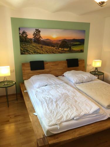 2 Betten in einem Schlafzimmer mit Wandgemälde in der Unterkunft Ferienwohnung Schulten Hof in Schmallenberg