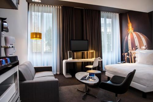 Televisyen dan/atau pusat hiburan di Radisson BLU Hotel Nantes