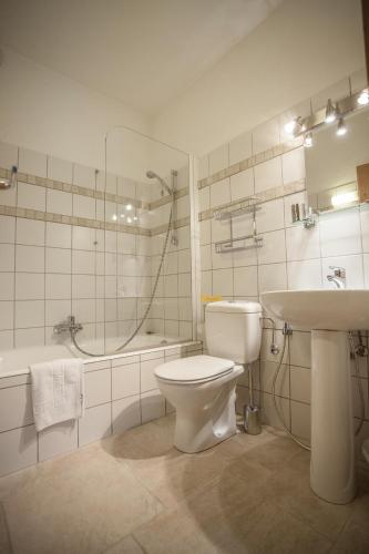 une salle de bain avec toilettes, lavabo et douche dans l'établissement Petite Savoyarde - Chamonix, à Chamonix-Mont-Blanc