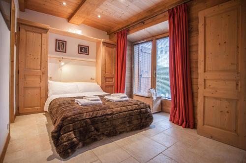 シャモニー・モンブランにあるPetite Savoyarde - Chamonixのベッドルーム1室(ベッド1台、大きな窓付)