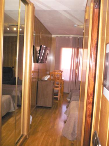 Televisyen dan/atau pusat hiburan di Hotel Doña Blanca