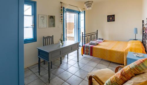 1 dormitorio con escritorio, 1 cama y ventana en Villa with Swimming Pool, en Korissia