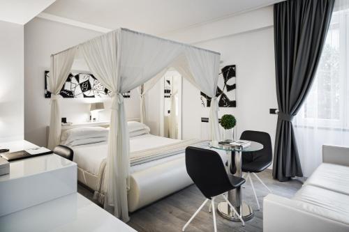 Кровать или кровати в номере LHP Hotel Santa Margherita Palace & SPA