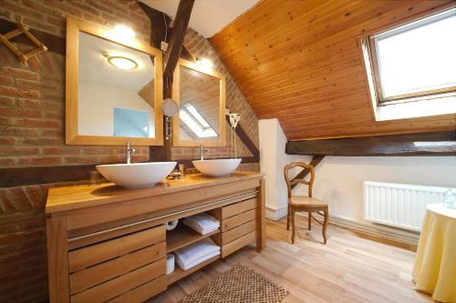 a bathroom with two sinks and a mirror at Le Relais de l'Ourthe - Gîte de charme in Jupille