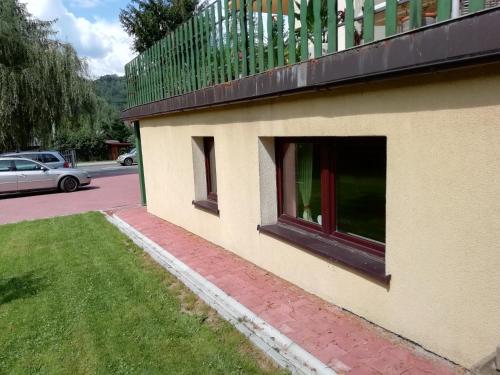 a building with a balcony on the side of it at Willa Mirabelka in Piwniczna