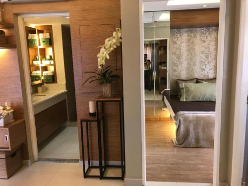 Habitación con dormitorio con cama y espejo. en Sta.Mesa across SM Model Unit 2 BR, en Manila
