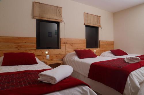 Un ou plusieurs lits dans un hébergement de l'établissement Cabañas y Spa Costa Patagonia - Piscina Climatizada
