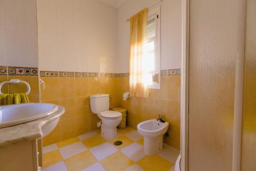 カディスにあるApartamento La Dama de Cadizのバスルーム(トイレ、洗面台付)