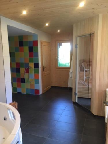 トゥルラッハー・ヘーエにあるAbrahamhütteのベッドルームの隣にカラフルな壁のバスルームがあります。