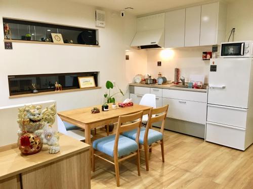 una cucina e una sala da pranzo con tavolo e sedie di Mini inn Nara- - 外国人向け - 英語予約限定 a Nara