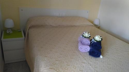 1 dormitorio con 1 cama con 2 toallas en Bonaire, en Puerto Rico de Gran Canaria