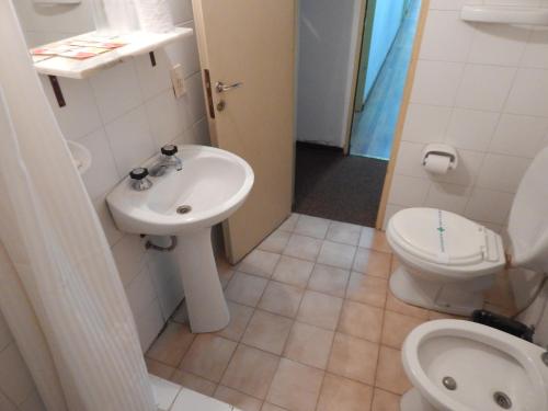 ein kleines Bad mit WC und Waschbecken in der Unterkunft Residencial Ski in Esquel