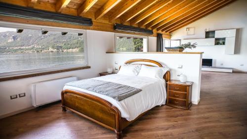 เตียงในห้องที่ Cascina Tumas Orta Lake