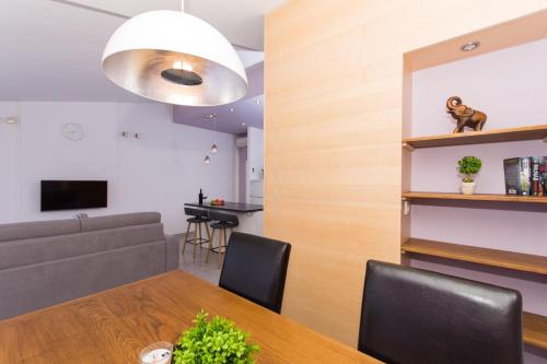 Televisyen dan/atau pusat hiburan di Villa Rozana - Beachfront Wellness Retreat