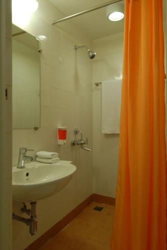 Un baño de Ginger Pune Wakad
