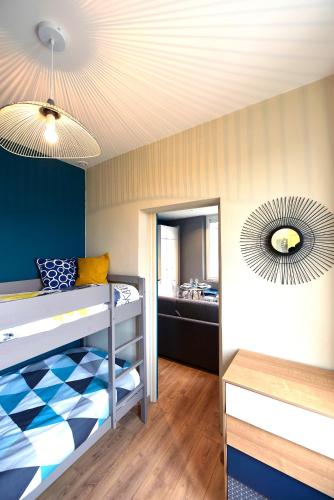 Cette chambre comprend des lits superposés et un miroir. dans l'établissement Appartement 