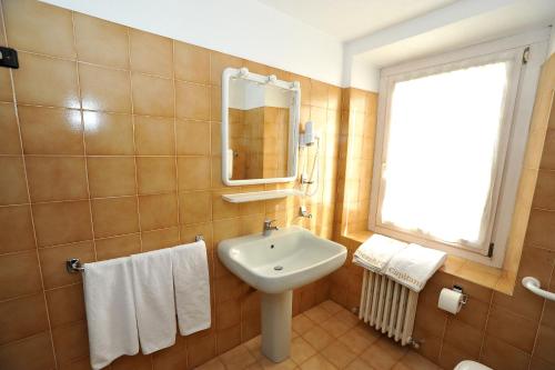 Ett badrum på Hotel Capitani