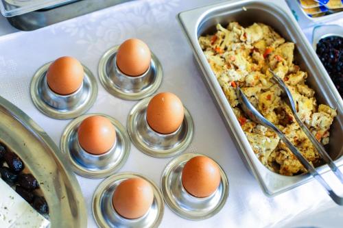 a table with eggs in a pan of food at Philoxenia Hotel in Skala Prinou