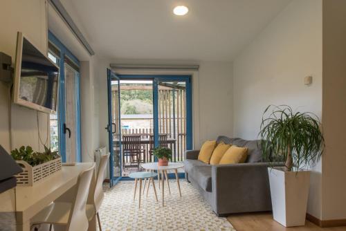 Cabana Moura 的住宿－卡巴納德卡門公寓，客厅配有沙发和桌子