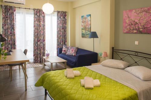 1 dormitorio con 1 cama verde y 2 toallas en Premium Apartment Lycabettus 3-bedrooms en Atenas