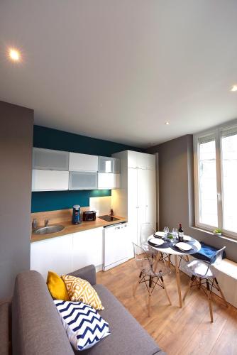 un salon avec un canapé et une table dans l'établissement Appartement 