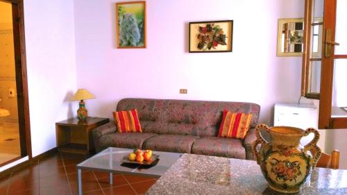 a living room with a couch and a table at Motorrad-Hotel Toskana con piscina e giardino nel Chianti in Montespertoli
