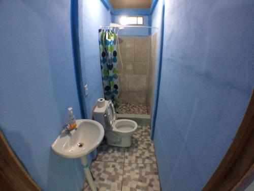Ванная комната в Green Macaw Hostel