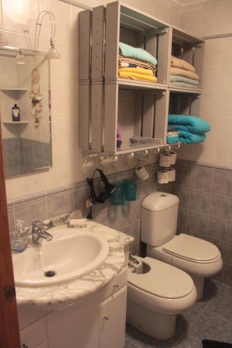 La salle de bains est pourvue de toilettes et d'un lavabo. dans l'établissement Apartment 154, à Santa Pola