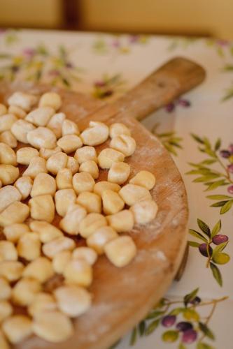 a pile of chickpeas on a wooden cutting board at Agriturismo Spigolo in Avesa