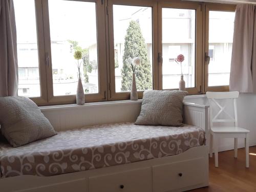 Zimmer mit einem Fenster, einem Bett und einem Stuhl in der Unterkunft L'Attico di San Saba in Rom